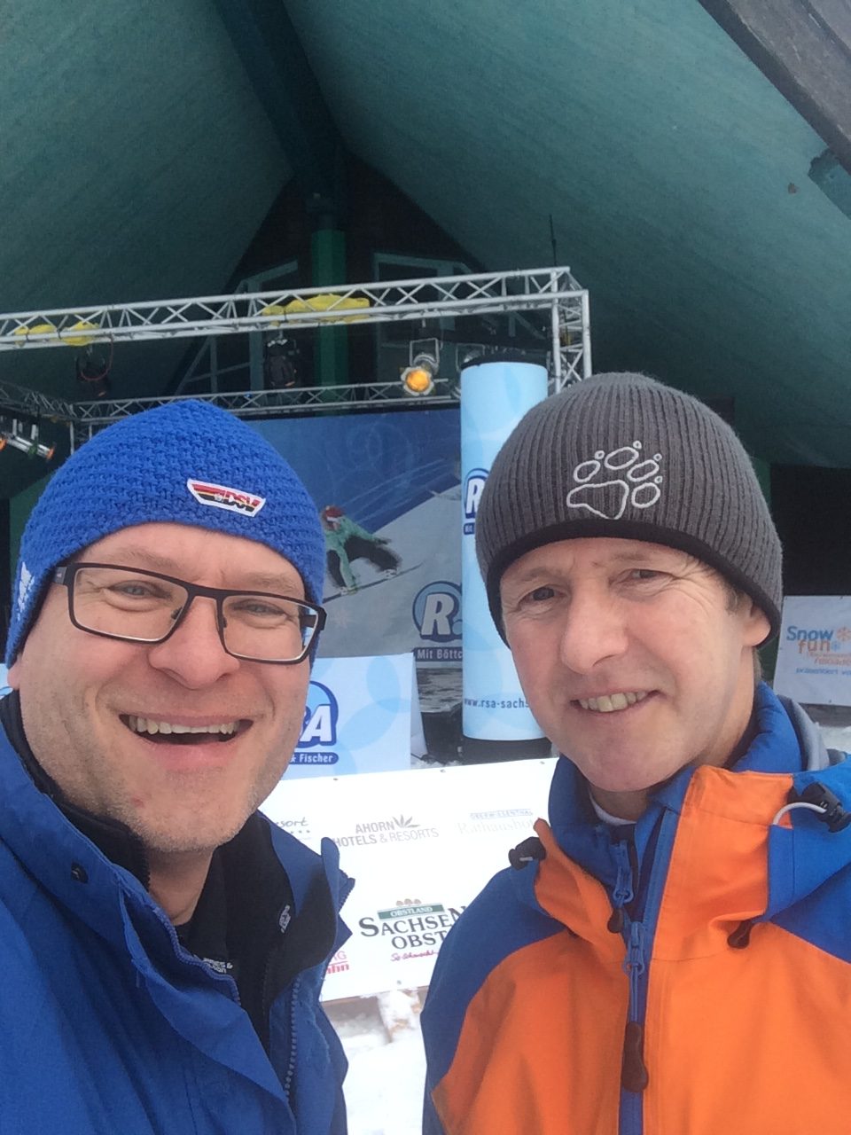 Moderator Gerd Edler und Skispringer Jens Weissflog beim Snow Fun Reloaded in Oberwiesenthal