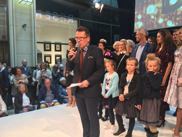 Moderator Modenschau Gerd Edler bei Breuninger Leipzig
